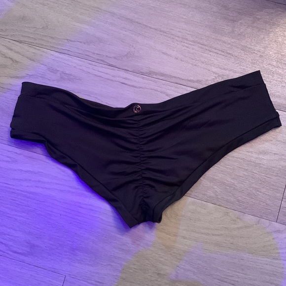 Luna Low Waist Basic Black Shorts - Picture 6 of 7